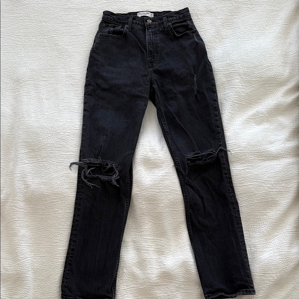 Abercrombie Curve love, 90s Straight Ulta High Rise Black Ripped Jeans, Size 26